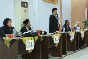 Husnul Fatarib, Ph.D., (tengah), calon ketua STAIN 2015-2019 saat menyampaikan visi, misi dalam sidang senat terbuka, (3/12). Selain Husnul Fatarib, Ph.D., calon ketua lainnya (dari kiri) adalah Ida Umami, M.Pd. Kons., Dr. Aguswan Khotibul Umam, S.Ag. M.A., Drs. Mat Jalil, M.Hum., serta Prof. Enizar.