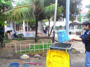 Foto Surya Anggota Mapala STAIN Jusimet lakukan bersih-bersih kampus di halaman gedung UKM. Aksi bersih-bersih kampus ini juga diikuti UKM Menwa dan Kronika.