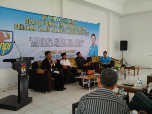 suasana debat publik, dari kiri Wakil  Rektor II Universitas Muhammadiyah Metro Dr. Bambang Suhada, S.E.,M.Si., calwalkkot no. 2  Abdul Hakim, calwalko no. 1 Taufik Hidayat, dan Eka Safriyanto, Sabtu (31/10)