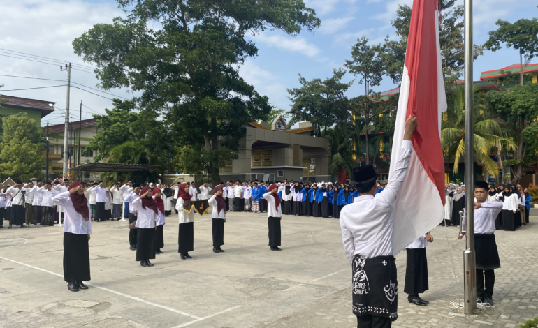 Pengibaran Bendara Merah Putih Oleh Petugas pada Acara Hari Santri Nasional di IAIN Metro.